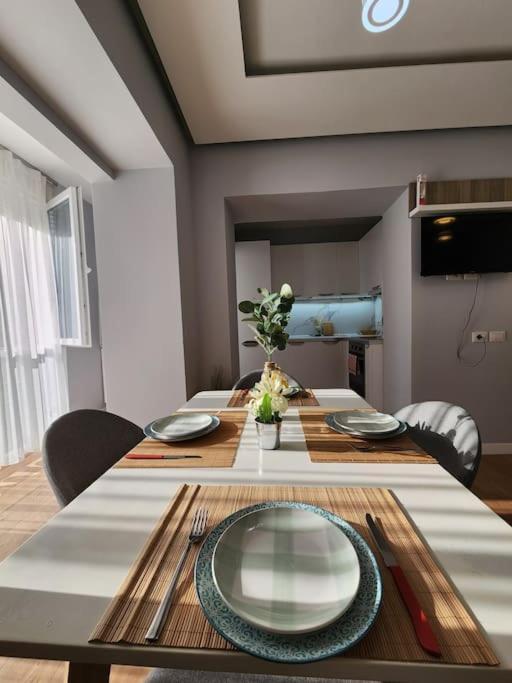 Cozy Midtown In Apartamento Tirana